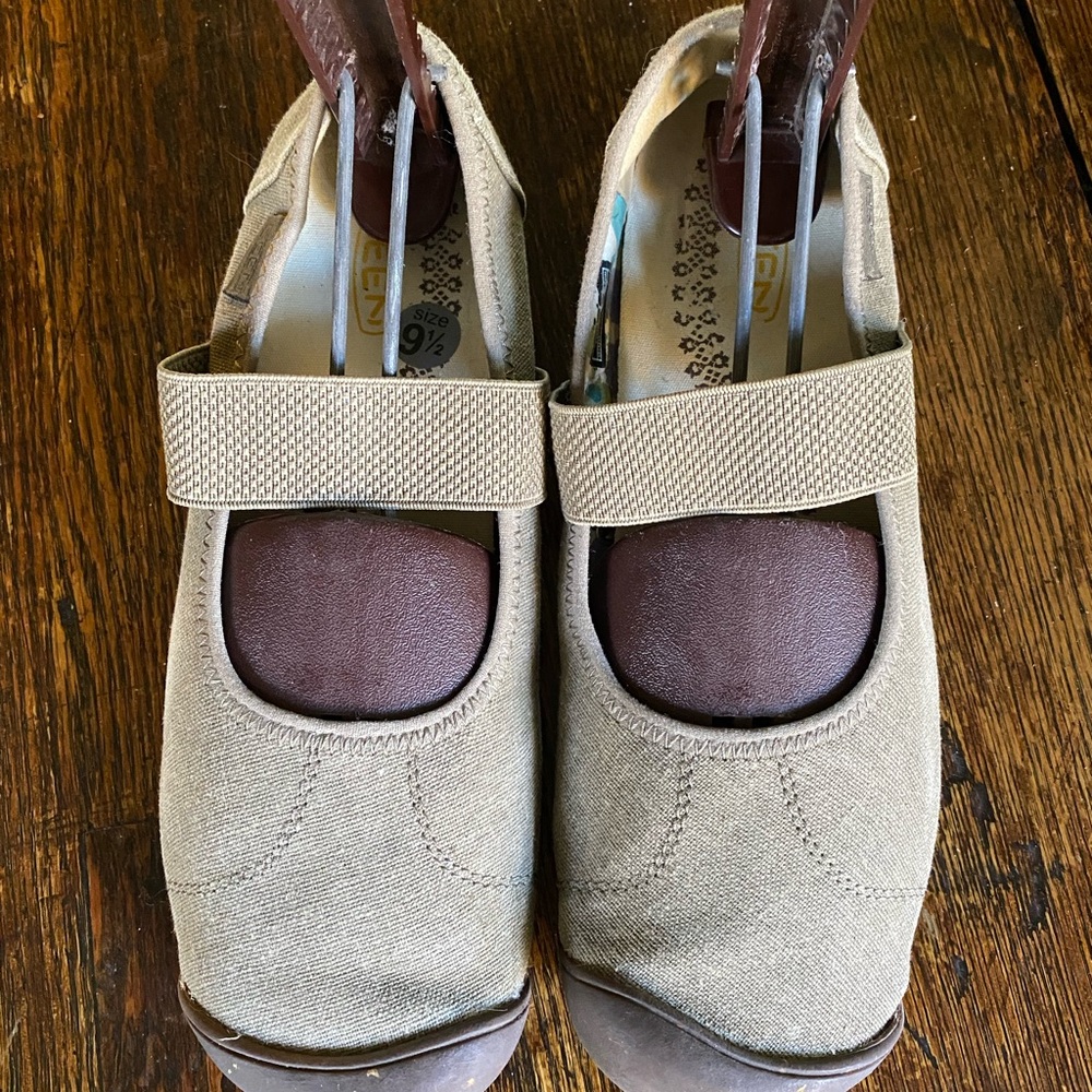 Keen Sienna Maryjane strap slip-on brown canvas shoes sz 9.5